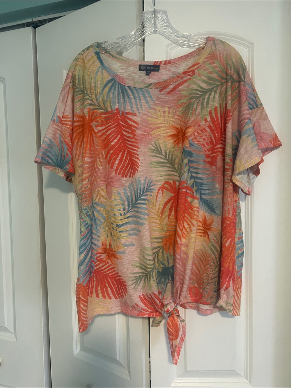 Democracy Coral Pink Tropical Tie-Front Short Sleeve Top. Like new